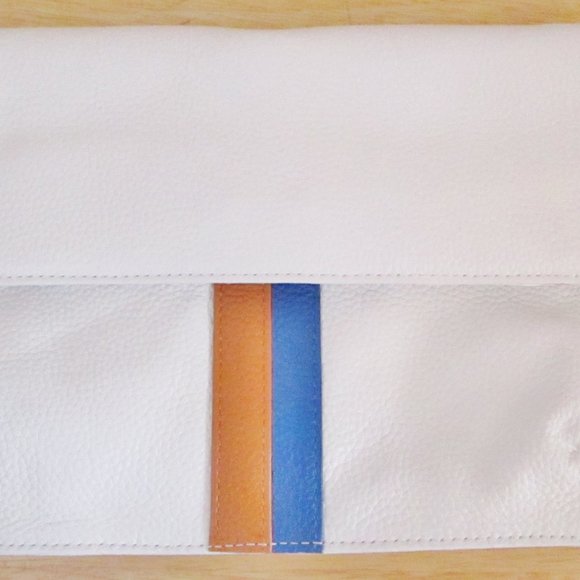 NWOT!! Laggo White Pebbled Leather Wristlet / Clutch Handbag - Picture 1 of 9